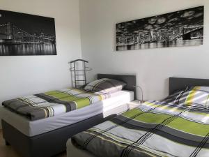 two beds sitting next to each other in a bedroom at Monteur- und Ferienwohnung BeKi in Kamp-Lintfort