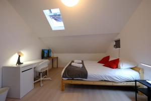 Proche Rouen - Magnifique T4 - 3 chambres في Déville-lès-Rouen: غرفة نوم بها سرير ومكتب ونافذة