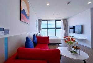 TV a/nebo společenská místnost v ubytování Flamingo Hải Tiến- căn hộ 2 phòng ngủ, view quang cảnh đại dương