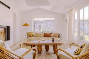 een woonkamer met een bank en een tafel bij Villa Rhétaise - Loix in Loix +36 foto's