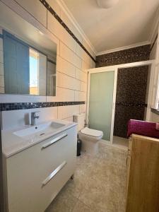 Koupelna v ubytování Lovely Terraced House in Costa del Silencio