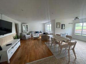a living room with a table and a couch at Klaus in Ülsby