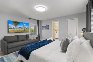 a bedroom with a large bed and a couch at Chicago Vibe Heated Pool 5BR 2BTH in Miami +28 photos