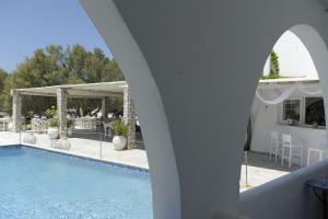 Blick auf einen Swimmingpool in einem Haus in der Unterkunft Galatis Beach Hotel in Aliki