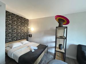 Postel nebo postele na pokoji v ubytování Le Sombrero, central avec parking