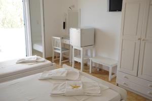Postel nebo postele na pokoji v ubytování Galatis Beach Hotel
