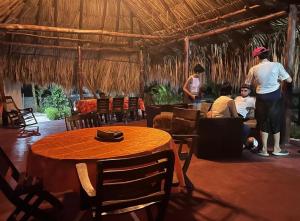 a group of people in a restaurant with a table at El Refugio Natural in Turbaco