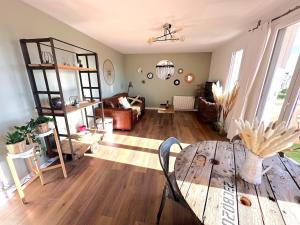 Coin salon dans l'établissement Le Cosy Lily - Lumineux appartement de 2 chambres et balcons situé au calme, à 10 min de Versailles 30 autres photos