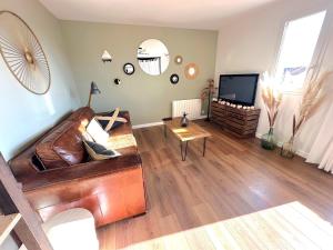 Télévision ou salle de divertissement dans l'établissement Le Cosy Lily - Lumineux appartement de 2 chambres et balcons situé au calme, à 10 min de Versailles