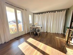 Photo de la galerie de l'établissement Le Cosy Lily - Lumineux appartement de 2 chambres et balcons situé au calme, à 10 min de Versailles, à Voisins-le-Bretonneux