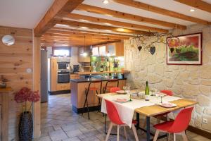 a kitchen and dining room with a table and chairs at Gîte 3 étoiles avec sauna individuel chez Chanchan de 1 a 6 personnes in Dambach-la-Ville