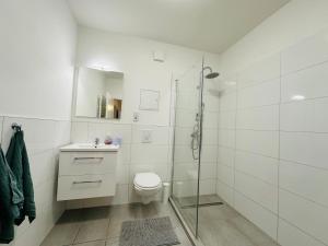 Un baño blanco con ducha y WC. en URBAN FLATS Berlin, en Berlín 184 fotos más