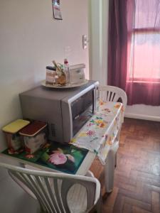 a microwave sitting on top of a table at Apartamento Teresópolis alto in Teresópolis +33 photos