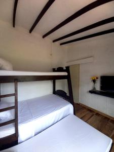 a bedroom with two bunk beds in a room at Finca Villa del pilar, casa campestre con vista a las montañas in Pereira