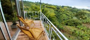 two chairs on a balcony with a view of a mountain at Finca Villa del pilar, casa campestre con vista a las montañas in Pereira