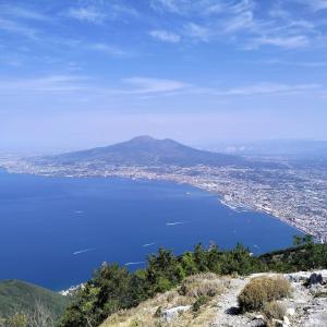 カステッランマーレ・ディ・スタービアにあるCasa Vacanze Tondo Tondoの市街と水の景色