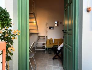 un corridoio con porta verde e una camera di Two houses and an arch - Ariadne and Aristeidis apartments a Rethymno Altre 18 foto