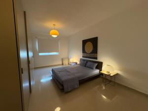 Ένα ή περισσότερα κρεβάτια σε δωμάτιο στο Sliema Sea View Luxury Apartment +11 φωτογραφίες