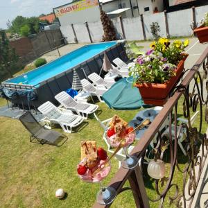 un balcone con un tavolo con del cibo sopra di Vila Eric LG a Budeşti