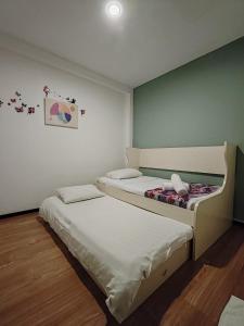 Postel nebo postele na pokoji v ubytování Treeline Urban Inn