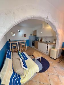 a living room with a couch and a kitchen at Le Patio in La Ciotat