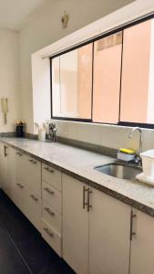 a kitchen counter with a sink and a window at Departamento amplio y céntrico-Terrazas in San Antonio