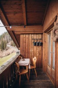 een kamer met een tafel en stoelen in een hut bij Farm apartment I neni in Lovara