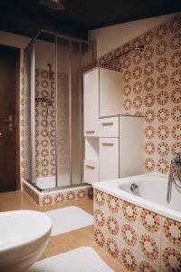 een badkamer met een bad, een toilet en een wastafel bij Farm apartment I neni in Lovara