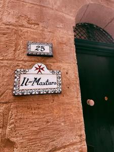 Et logo, certifikat, skilt eller en pris der bliver vist frem på Il-Maxtura - Charming 17th Century House Of Character in the Historical Three Cities
