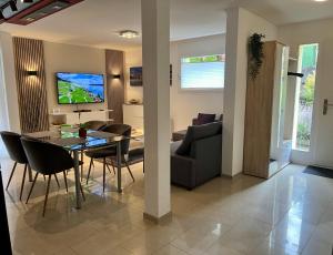 TV a/nebo společenská místnost v ubytování Apartment im Emmental
