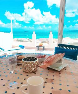 Afbeelding uit fotogalerij van Beach House avec une vue panoramique sur la mer des Caraïbes in Baie Nettle +6 foto's