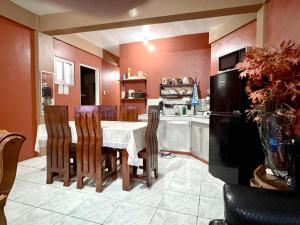 Cuisine ou kitchenette dans l'établissement Shu cozy cottage Three spacious bedrooms