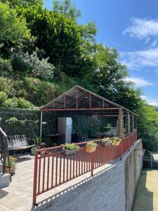 un padiglione da giardino con piante in vaso su una recinzione di Tsisa House a Kvariati Altre 21 foto