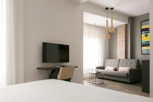 a living room with a television and a couch at Teatro Romano 4 & 5 in Málaga