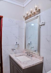 Baðherbergi á LAKEVIEW RESORT NKOLBISSON Yaounde