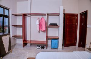 Rúm í herbergi á LAKEVIEW RESORT NKOLBISSON Yaounde +22 myndir