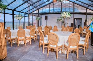 Veitingastaður eða matsölustaður á LAKEVIEW RESORT NKOLBISSON Yaounde