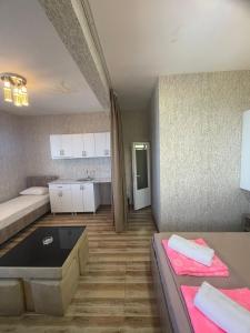 una piccola camera con due letti e una cucina di Tsisa House a Kvariati
