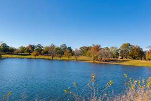 vista su un grande lago in un parco di Extended Stay! The Sunny Cottage at Byrd Park! a Richmond