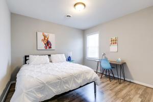 una camera da letto con un letto, una scrivania e una finestra di Extended Stay! The Sunny Cottage at Byrd Park! a Richmond