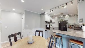 Η κουζίνα ή μικρή κουζίνα στο Sideline Sanctuary: Cozy Nights, Game Day Lights +50 φωτογραφίες