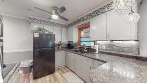 Η κουζίνα ή μικρή κουζίνα στο Sideline Sanctuary: Cozy Nights, Game Day Lights