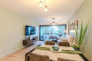 une salle à manger et un salon avec une table et des chaises dans l'établissement À quelques pas du Lac Leman, à Évian-les-Bains