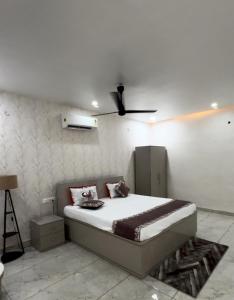 AyodhyaにあるShanta Innのベッドと天井扇風機のある寝室