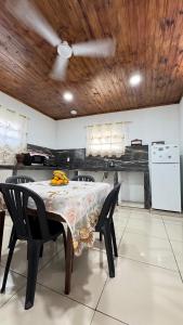 a dining room with a table and chairs in a kitchen at Casa Amplia in Encarnación