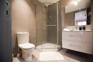 Un baño con ducha, inodoro y lavabo. en Charming Cozy 2 Bedrooms central Gueliz, en Marrakech