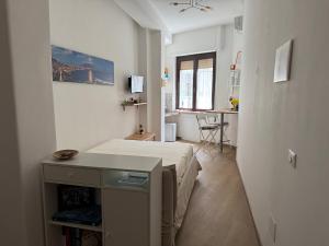 una camera da letto con un letto e una scrivania di La Casa di Ciui ad un passo da Via Toledo a Napoli