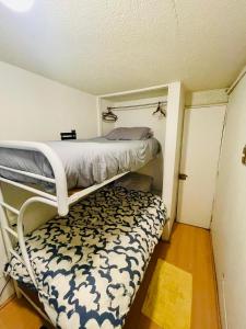 Una cama o camas en una habitación de Alojamiento Latadia Las Condes