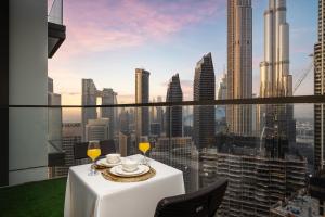 Tragos en Luxury One Bedroom Apartment with Burj Khalifa View & Fountain View by Delujo Stays 43 fotos más