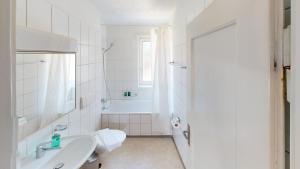Ένα μπάνιο στο The Ideal 2BR Stay Just What You Need